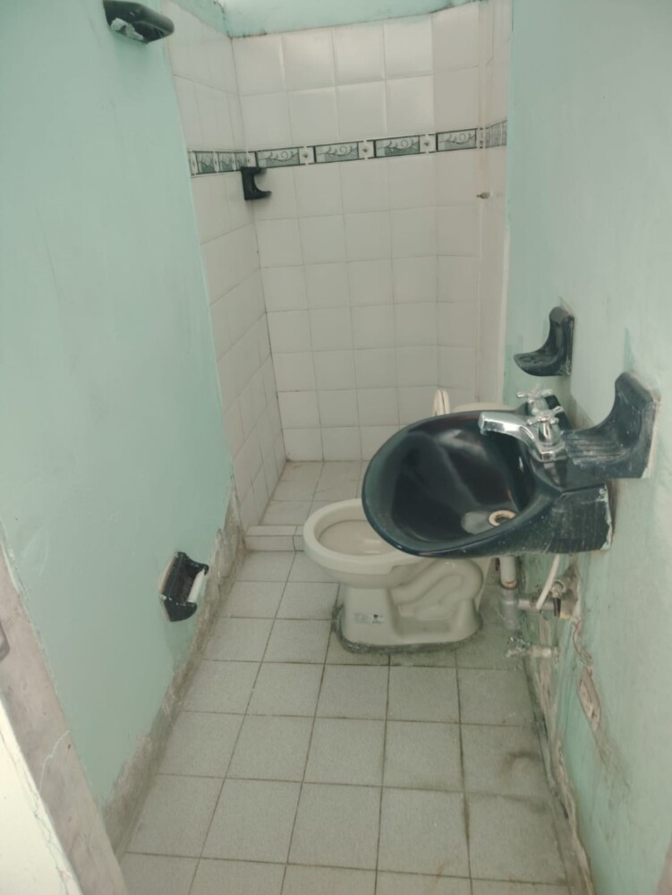 ALQUILO HERMOSO Local con baño
