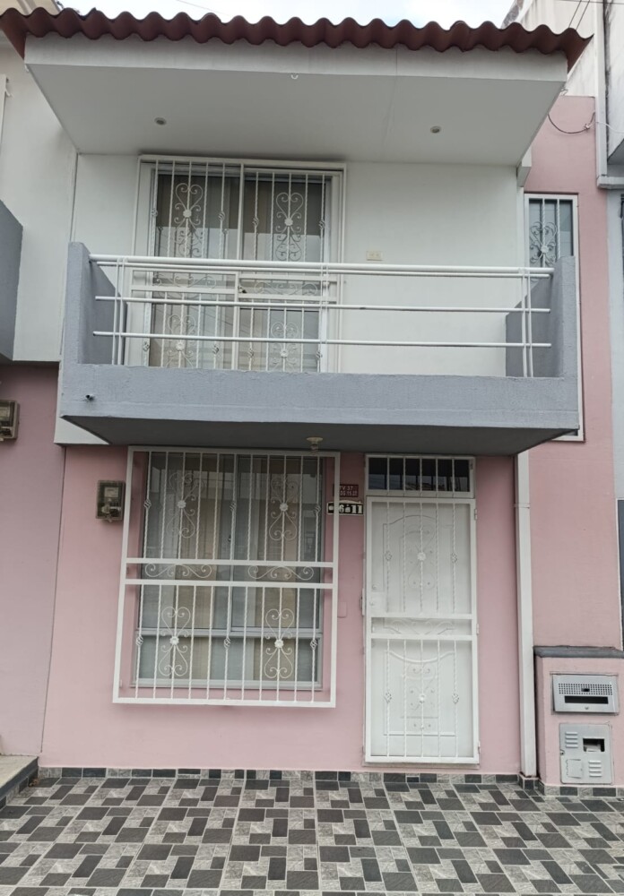 SE VENDE HERMOSA CASA MONTEBONITO DOSQUEBRADAS.