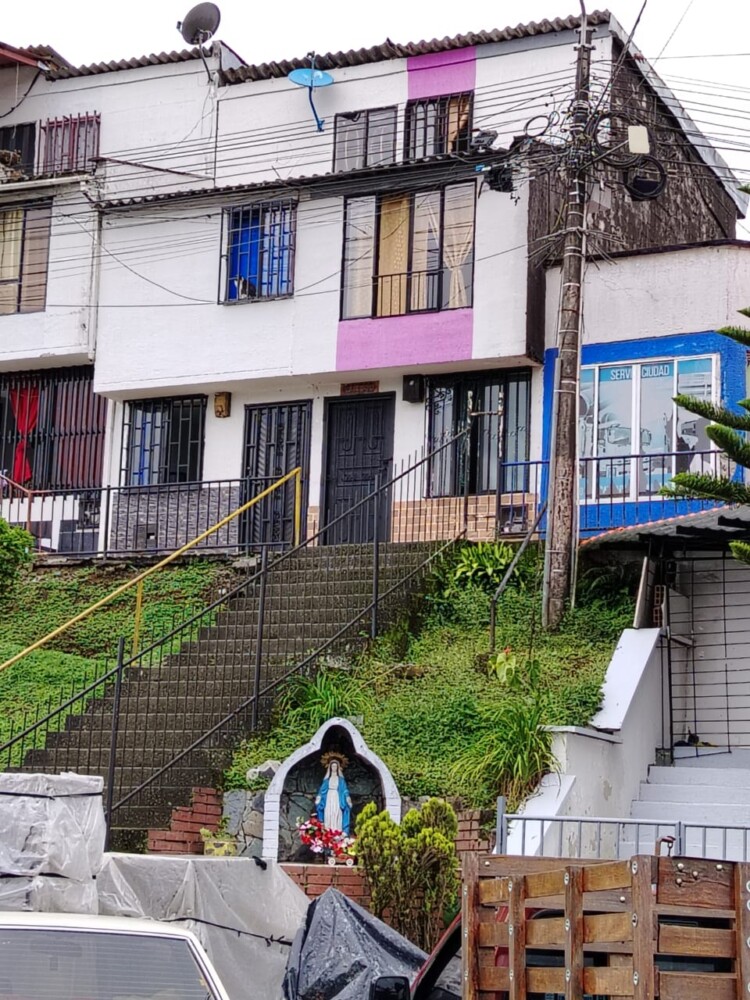 SE VENDE LA CASA DE ROSADO. EN D/DAS. BOSQUES DE LA ACUARELA ETAPA 4.