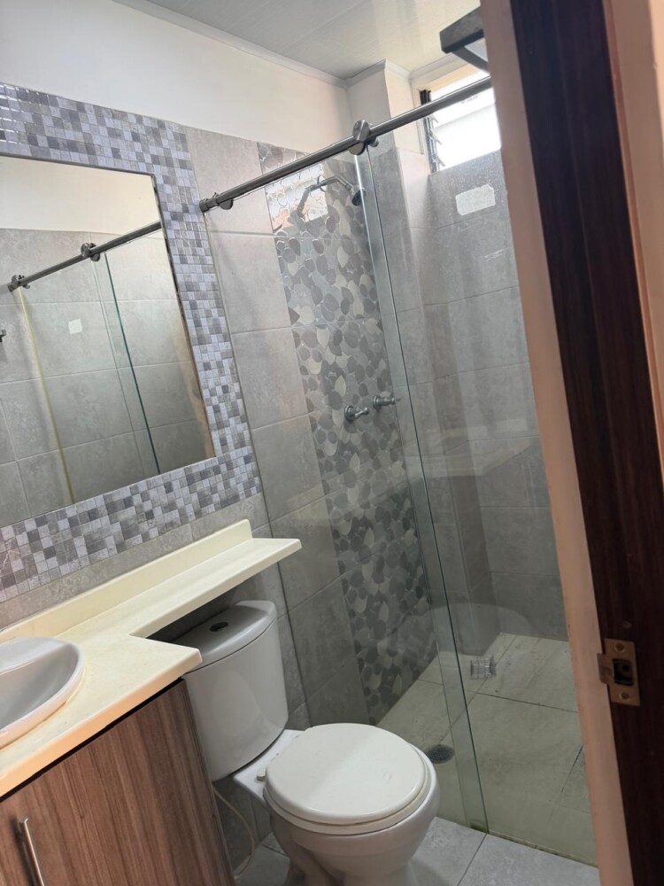 SE ALQUILA Apartamento Duplex B/ Las Mercedes