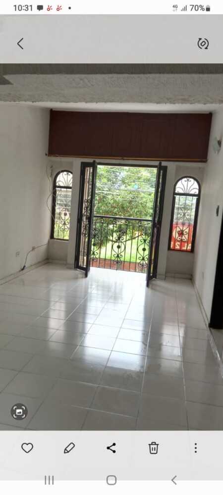 SE VENDE CASA Central Bien ubicada,