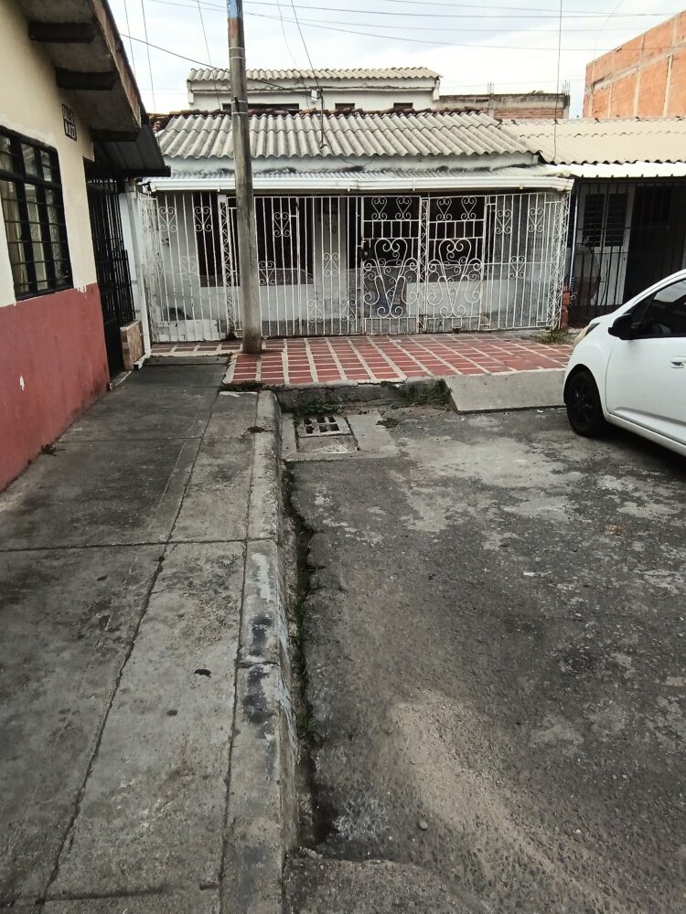 Arriendo, casa barrio Juan Pablo II Palmira, A 5 cuadras de Unicentro, frente a parqueadero público, antejardín, salón de estudio, terraza, 3 alcobas, 1 baño, cocina integral, Palmira, Valle