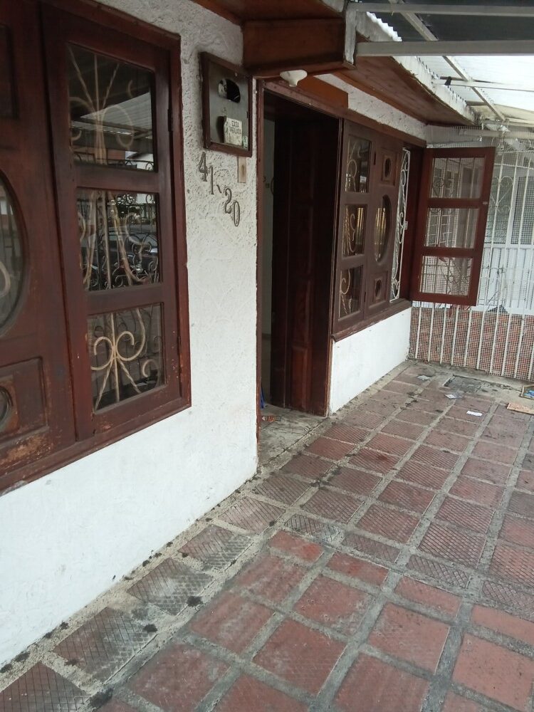 Arriendo, casa barrio Juan Pablo II Palmira, A 5 cuadras de Unicentro, frente a parqueadero público, antejardín, salón de estudio, terraza, 3 alcobas, 1 baño, cocina integral, Palmira, Valle