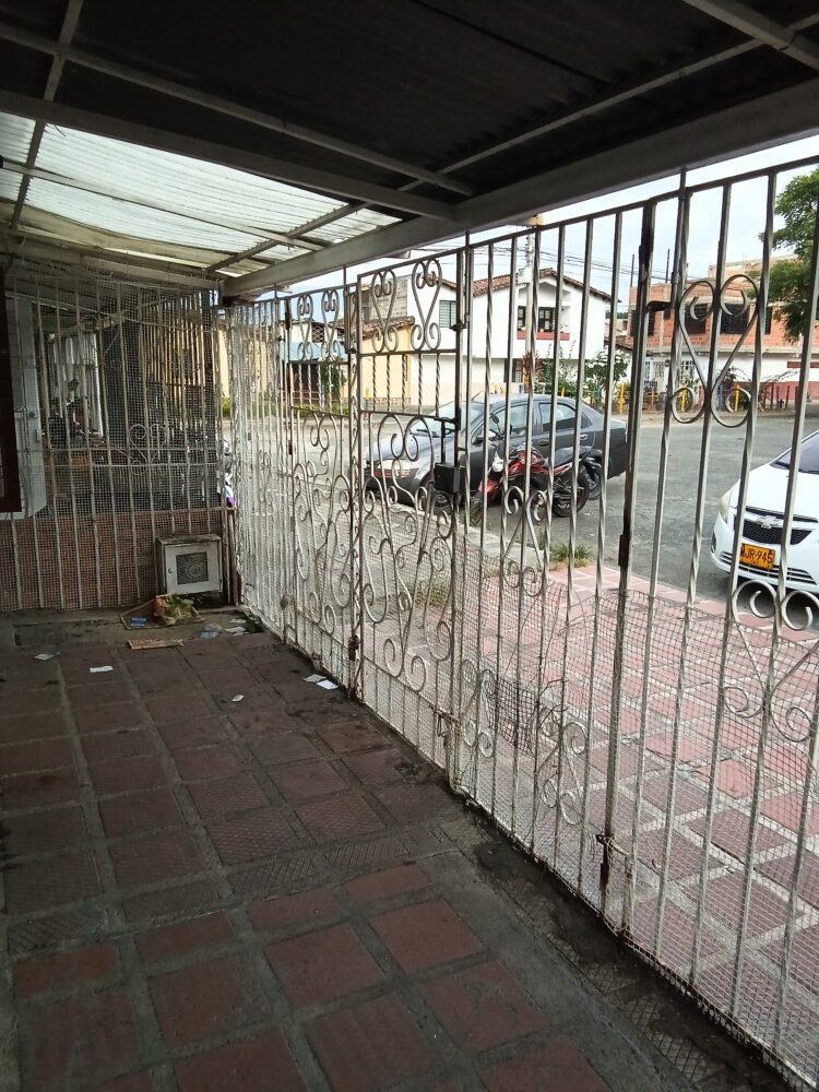 Arriendo, casa barrio Juan Pablo II Palmira, A 5 cuadras de Unicentro, frente a parqueadero público, antejardín, salón de estudio, terraza, 3 alcobas, 1 baño, cocina integral, Palmira, Valle